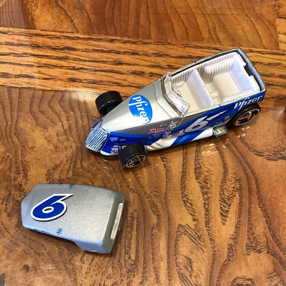 Pfizer -Collectors or kids. 2 metal collectible toy cars - Picture 5 of 6